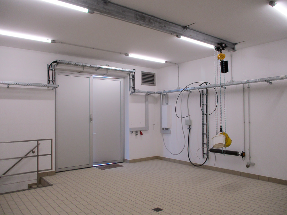 Gebäude innen mit Elektroinstallation fertig, jetzt warten auf Einbau der Ultrafiltrationsanlage